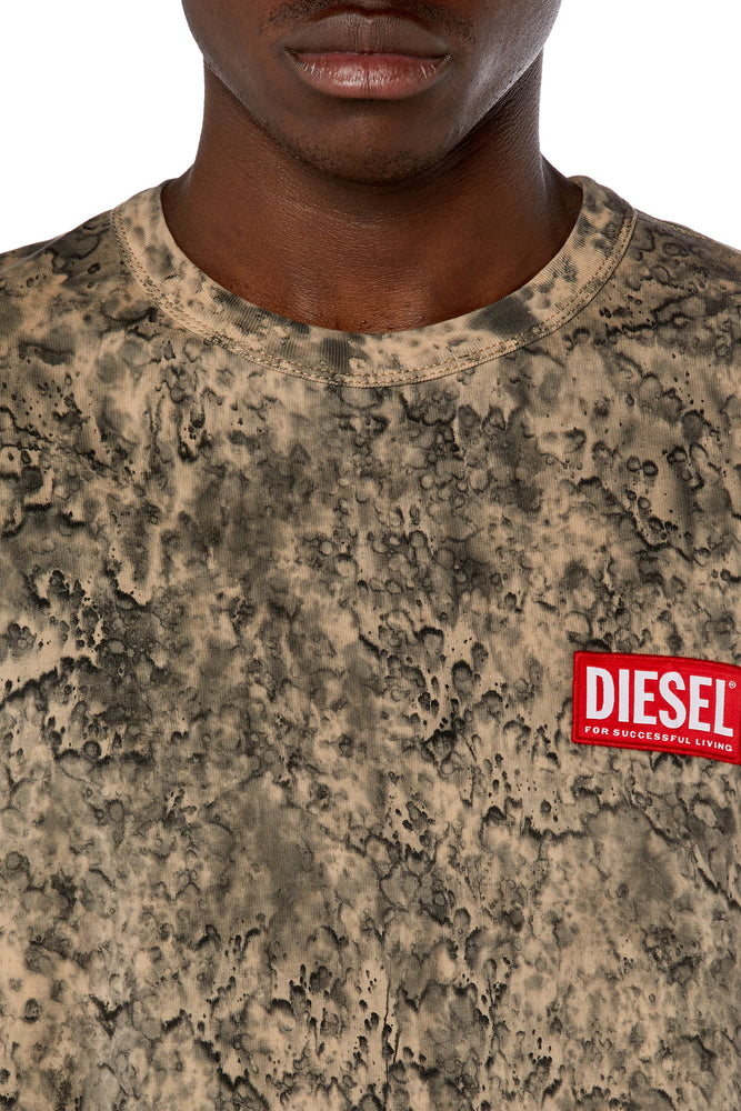 Treated T-shirt with raindrop effect (2)