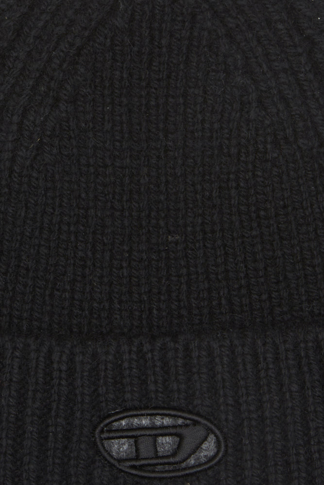 Ribbed beanie with Oval D cut-out (2)