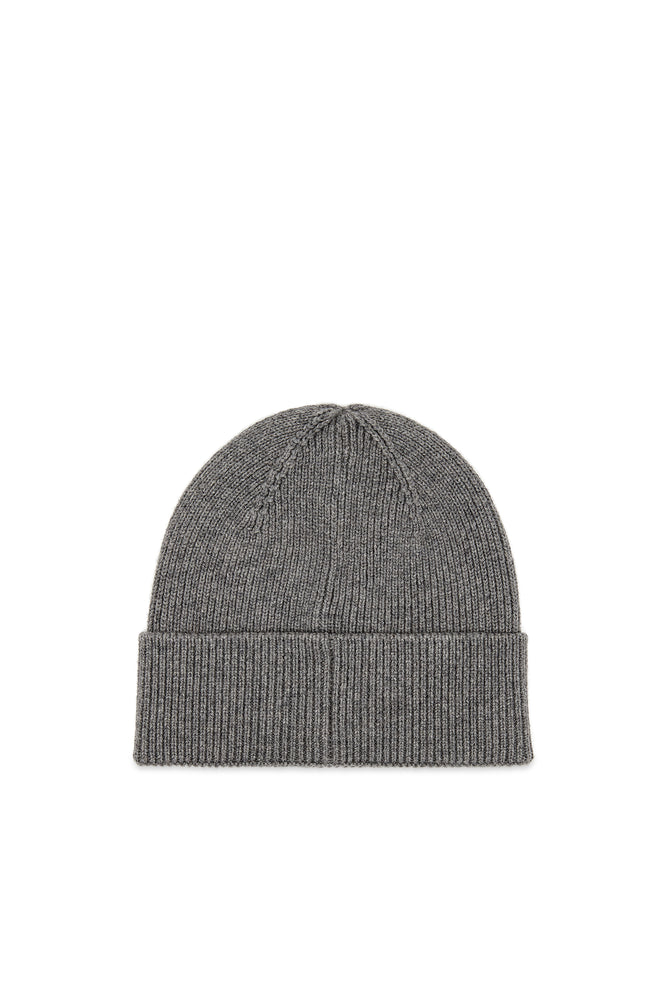 Ribbed beanie with D embroidery (1)