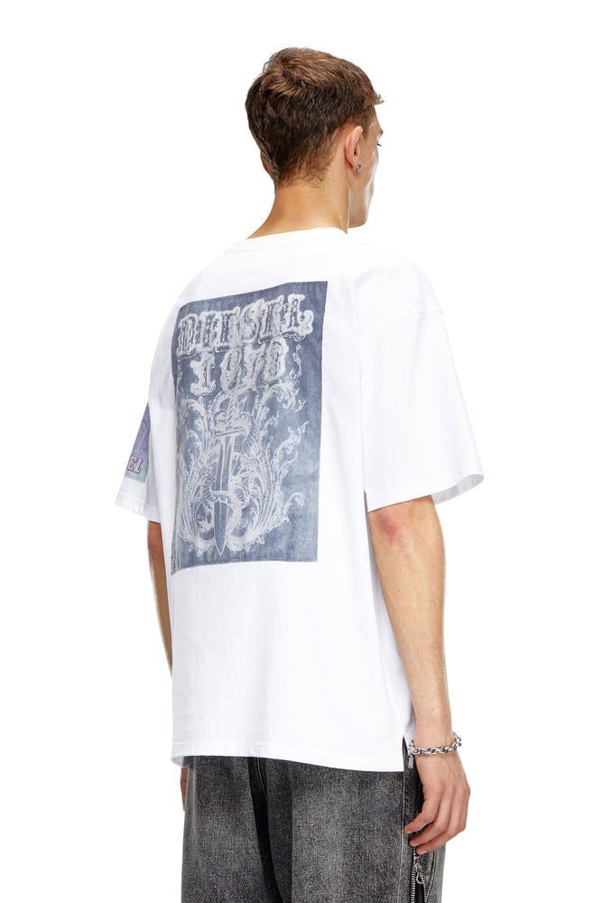 T-shirt with raw-cut printed patches (1)