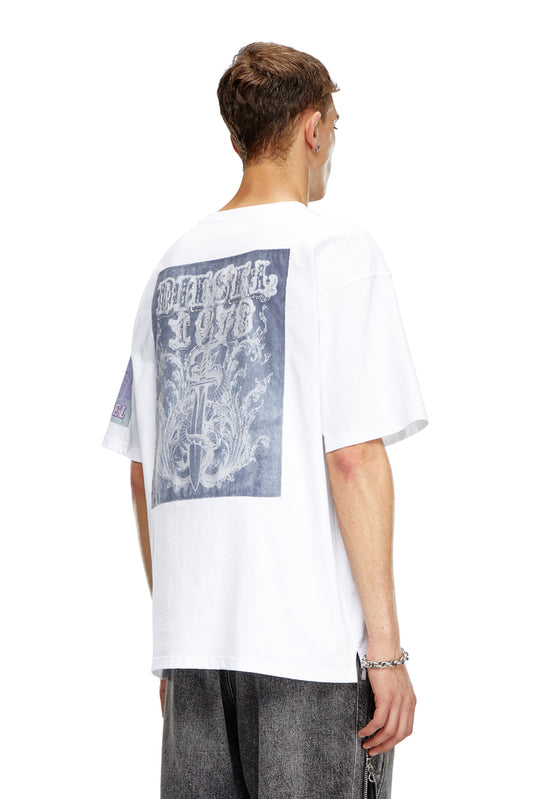 T-shirt with raw-cut printed patches (1)