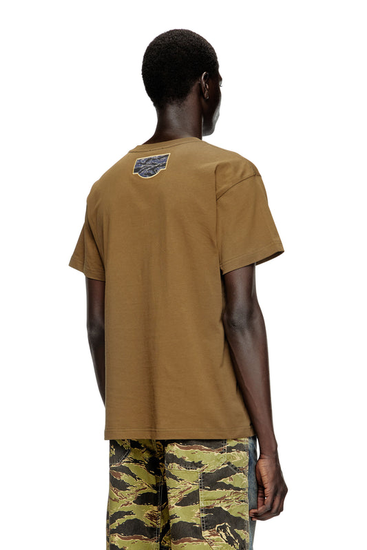T-shirt with camo logo patch (1)