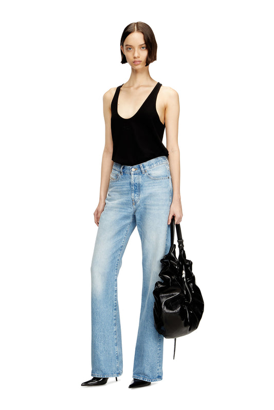 Ribbed tank with Oval D (2)