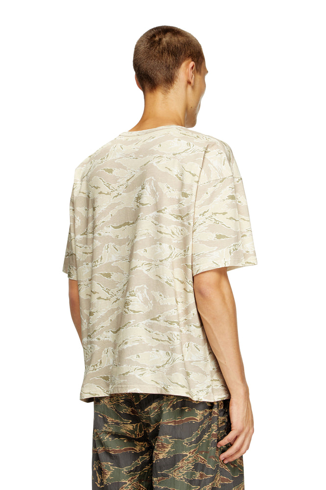 Camo T-shirt with eagle print (1)