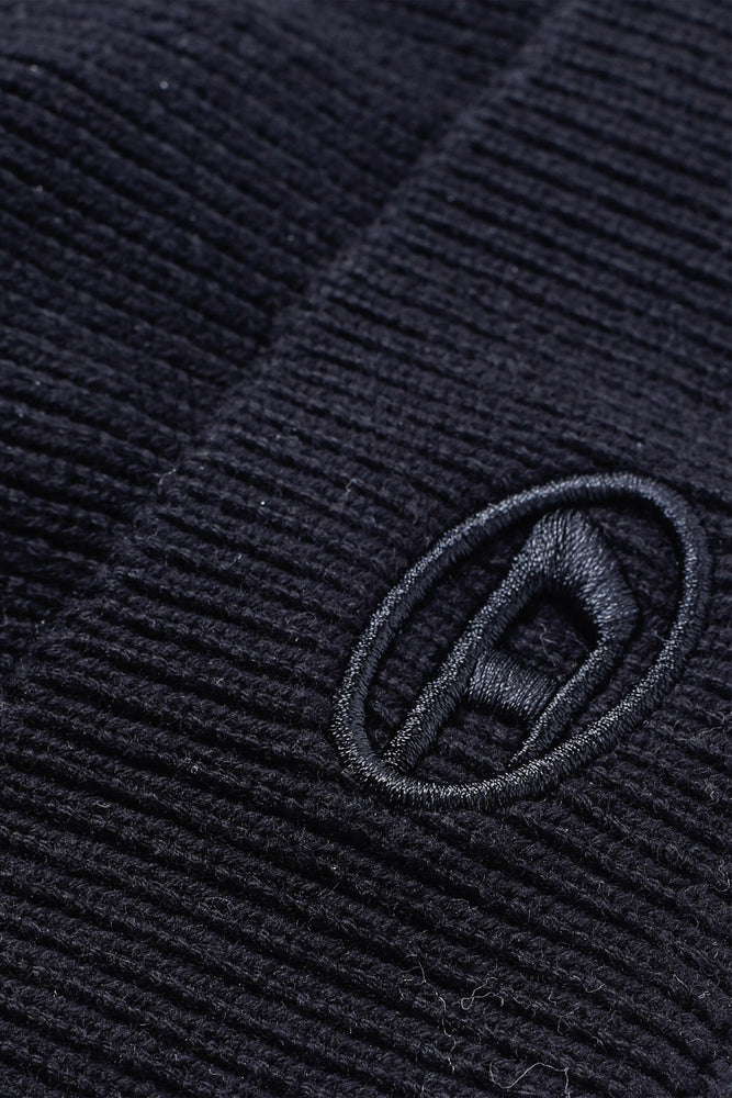 Ribbed beanie with D embroidery (2)