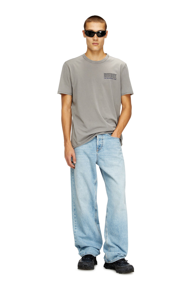 Acid-wash T-shirt with raw edges (2)