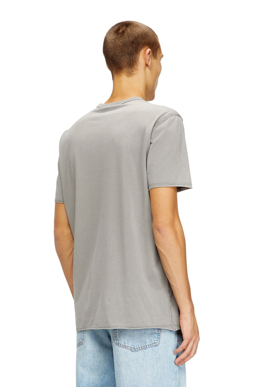 Acid-wash T-shirt with raw edges (1)